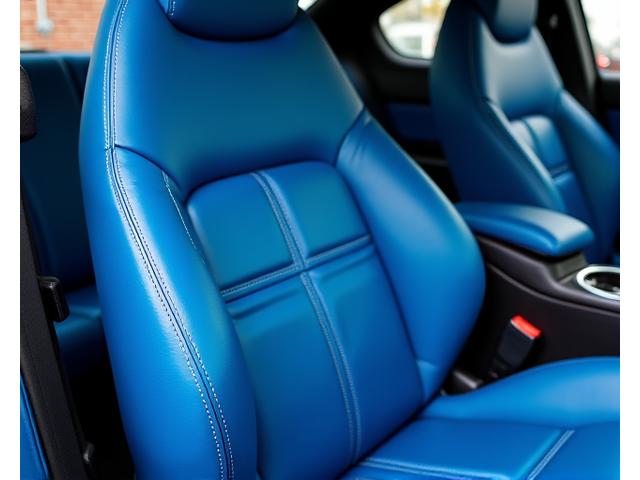Tempat duduk kereta yang baru disarung dengan kulit berkualiti tinggi dan jahitan custom
